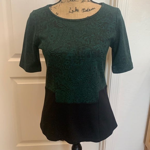 Ann Taylor Paisley Jacquard Short Sleeved Green and Black Top - Size S - Picture 12 of 12